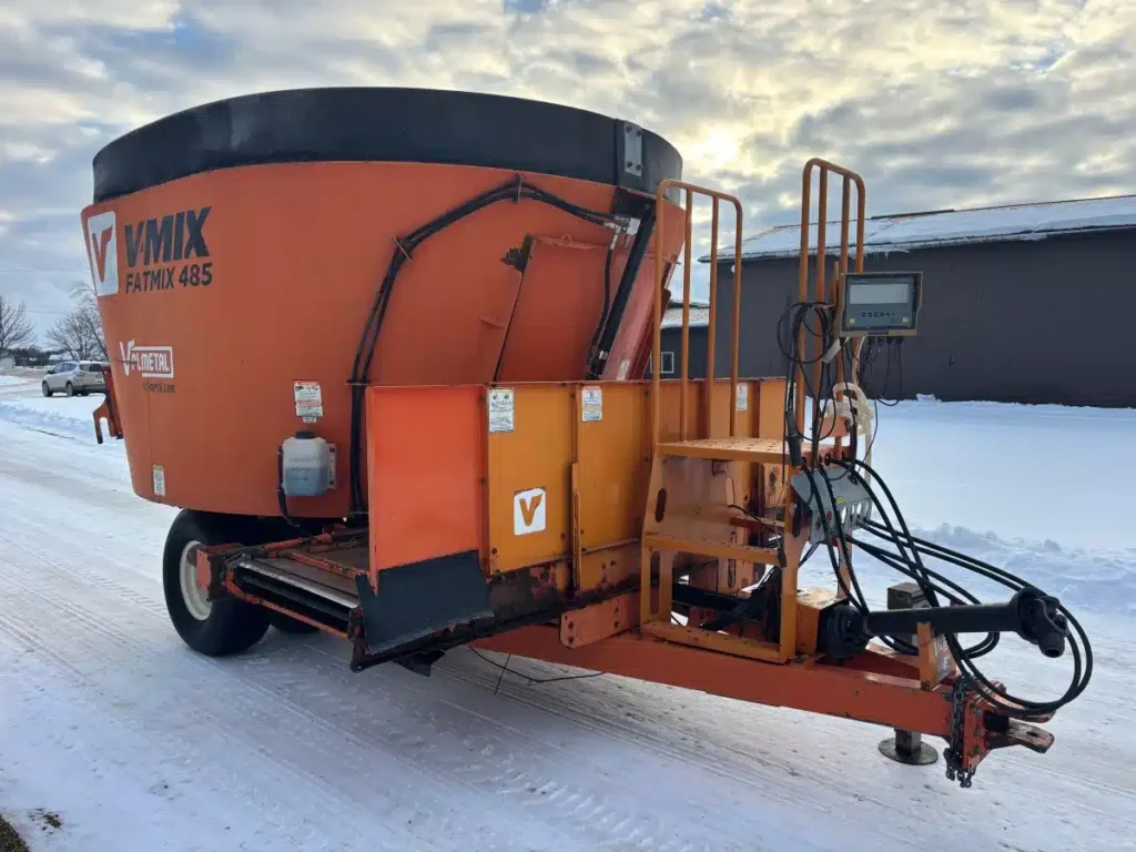 485 Cubic Ft Capacity. Single Auger. Front Center Door. 540 PTO. 10" Rubber Extension. Avery Weigh-Tronix 640XL Scale.